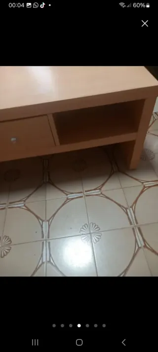 Mesa de madera beige