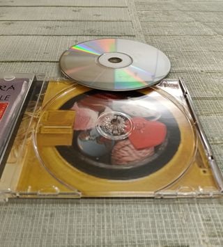 CD de Shakira Laundry Service Perfecto Estado