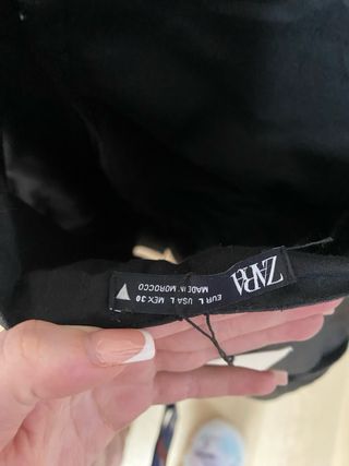 Vestido negro con cinturón y falda plisada