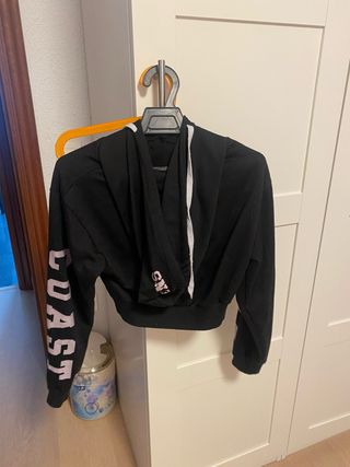 Sudadera corta negra con letras