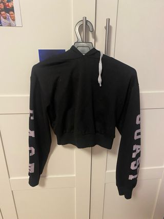 Sudadera corta negra con letras