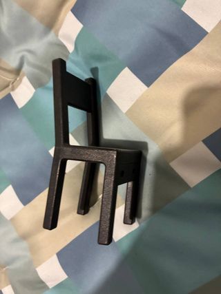 Appendiabiti a forma di sedia nero