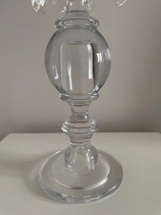 Candelabro de cristal con adornos