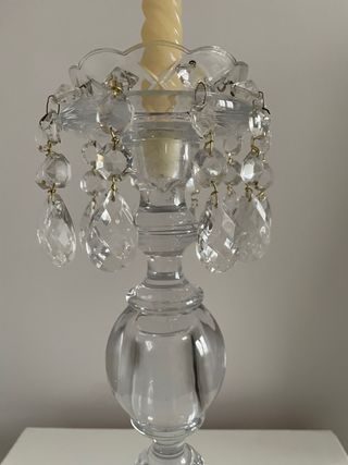 Candelabro de cristal con adornos