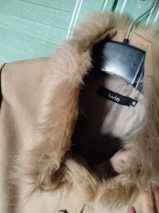 Cappotto donna invernale colore beige con pellicci