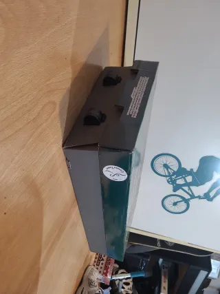 Caja de cartón con ruedas