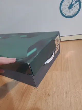 Caja de cartón con ruedas