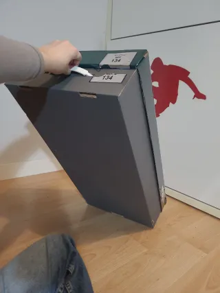 Caja de cartón con ruedas