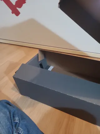 Caja de cartón con ruedas