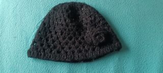 Gorro negro con hilos plateados
