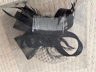 Tocado negro con plumas y velo