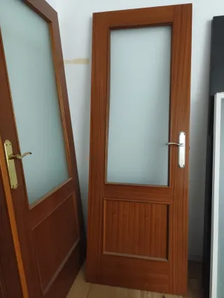 Puerta de madera maciza con cristal