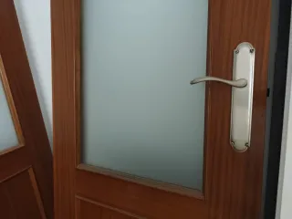 Puerta de madera maciza con cristal