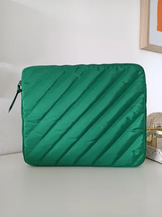 Capa acolchoada para tablet verde