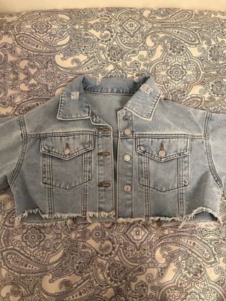 Chaqueta vaquera corta desgastada