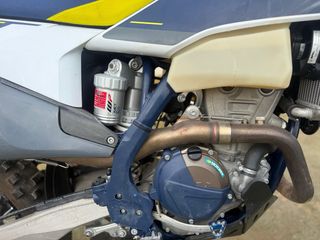 Moto Husqvarna Blanca y Amarilla