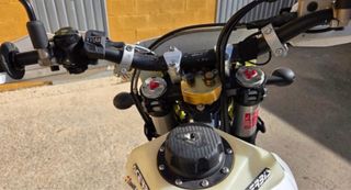 Moto Husqvarna Blanca y Amarilla