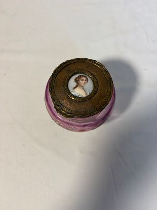 Frasco antiguo de vidrio con tapa