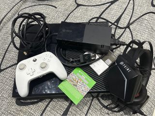 Xbox One con controller bianco e cuffie