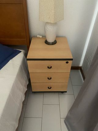 Mesa de cabeceira com 3 gavetas