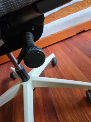 Silla de oficina ergonómica gris y blanca