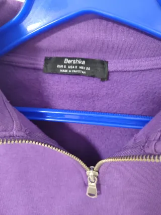 Sudadera morada corta con cremallera