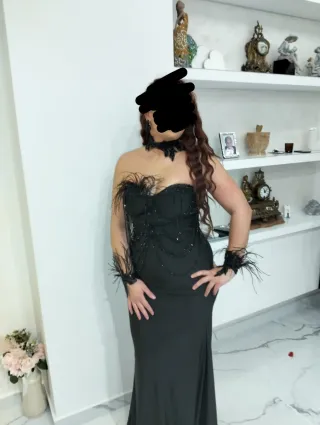 Vestido de fiesta negro con plumas