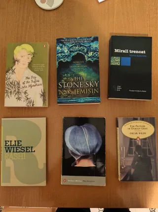 Varios libros en inglés, español y catalán