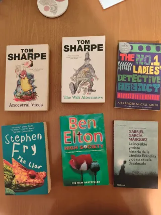 Varios libros en inglés, español y catalán