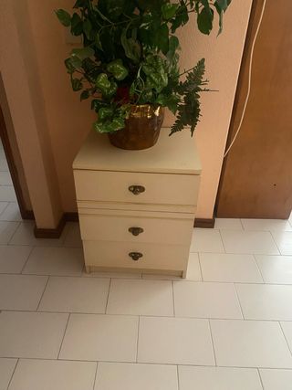 Mesa de Cabeceira com 3 Gavetas – Cor Creme