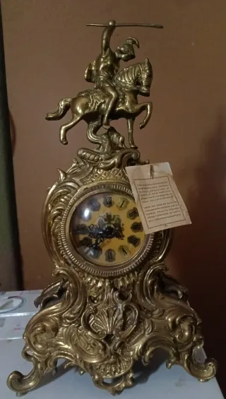 Reloj de sobremesa antiguo con figura ecuestre