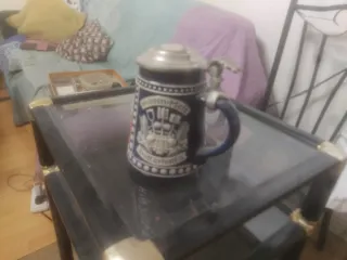 Jarra de cerveza antigua con tapa