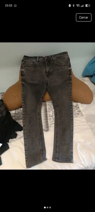 Vaqueros grises desgastados