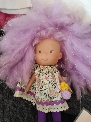 Libros y muñeca infantil