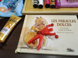 Libros y muñeca infantil