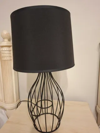 Lámpara de mesa negra diseño jaula