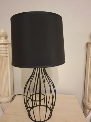 Lámpara de mesa negra diseño jaula