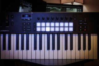 Novation Launchkey 37 Mk4 Controlador MIDI