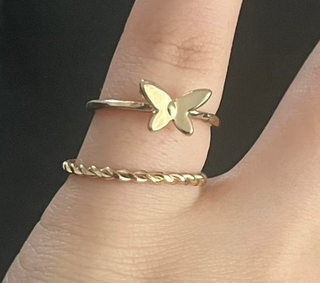 Anillo dorado con diseño de mariposa