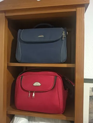 Neceser azul y neceser rojo