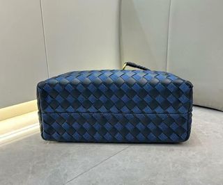 Bolso azul tejido con detalle dorado