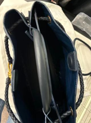 Bolso azul tejido con detalle dorado