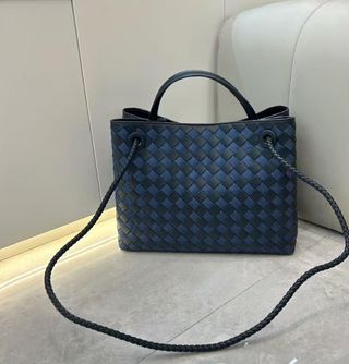 Bolso azul tejido con detalle dorado