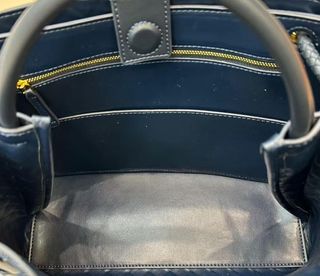 Bolso azul tejido con detalle dorado