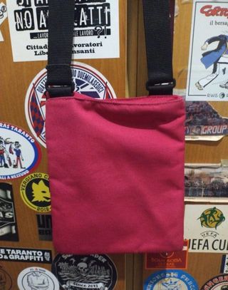 Bandolera Eastpak rosa y negra