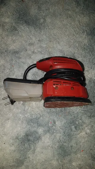 Lijadora orbital roja con aspiración