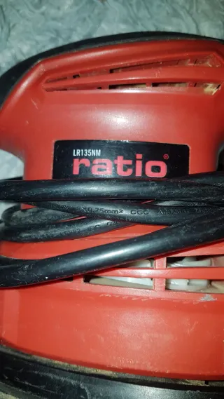 Lijadora orbital roja con aspiración