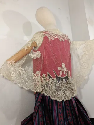 MANTILLA DE ENCAJE SOBRE TUL ANTIGUA