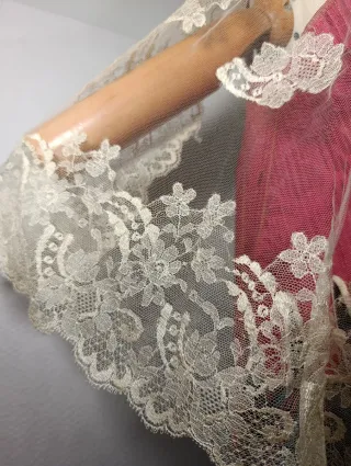 MANTILLA DE ENCAJE SOBRE TUL ANTIGUA