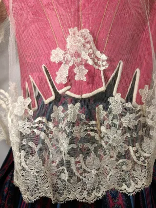 MANTILLA DE ENCAJE SOBRE TUL ANTIGUA